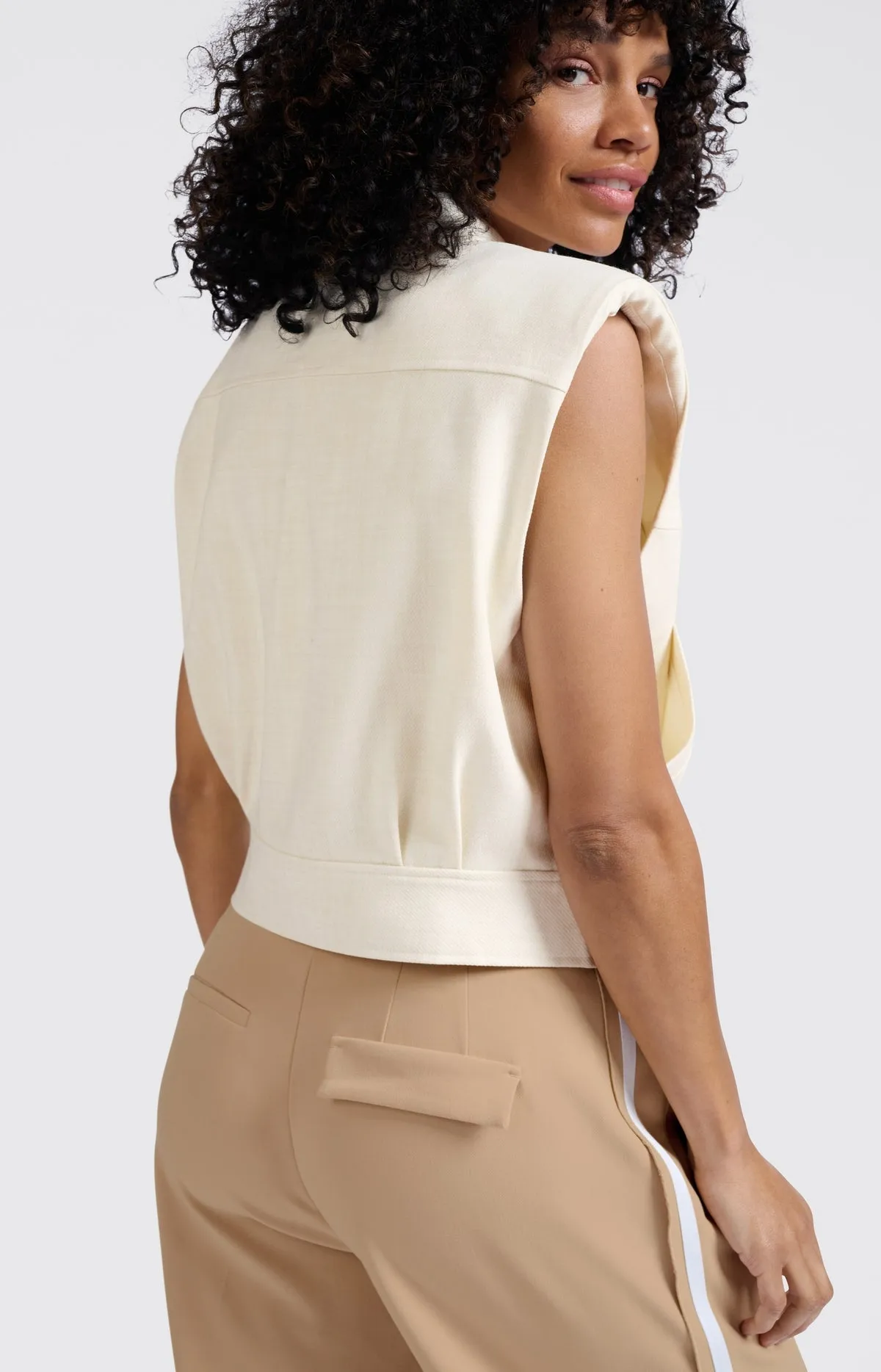 Yaya 02-00104-504 sleeveless cropped jacket sand