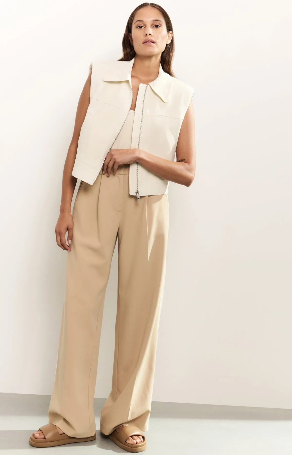 Yaya 02-00104-504 sleeveless cropped jacket sand